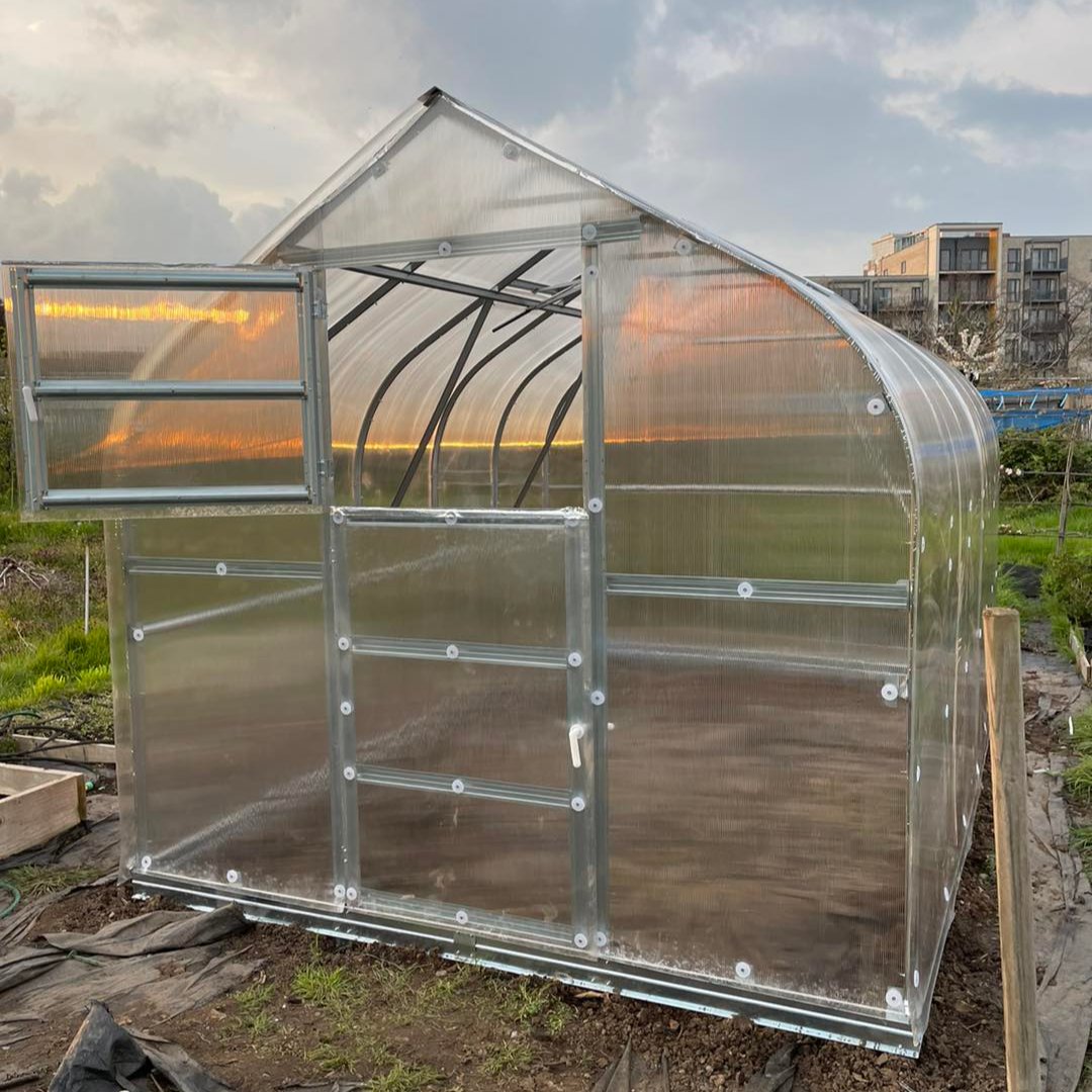 Serre La Moderne en polycarbonate, vue de profil - MaSerreVerte